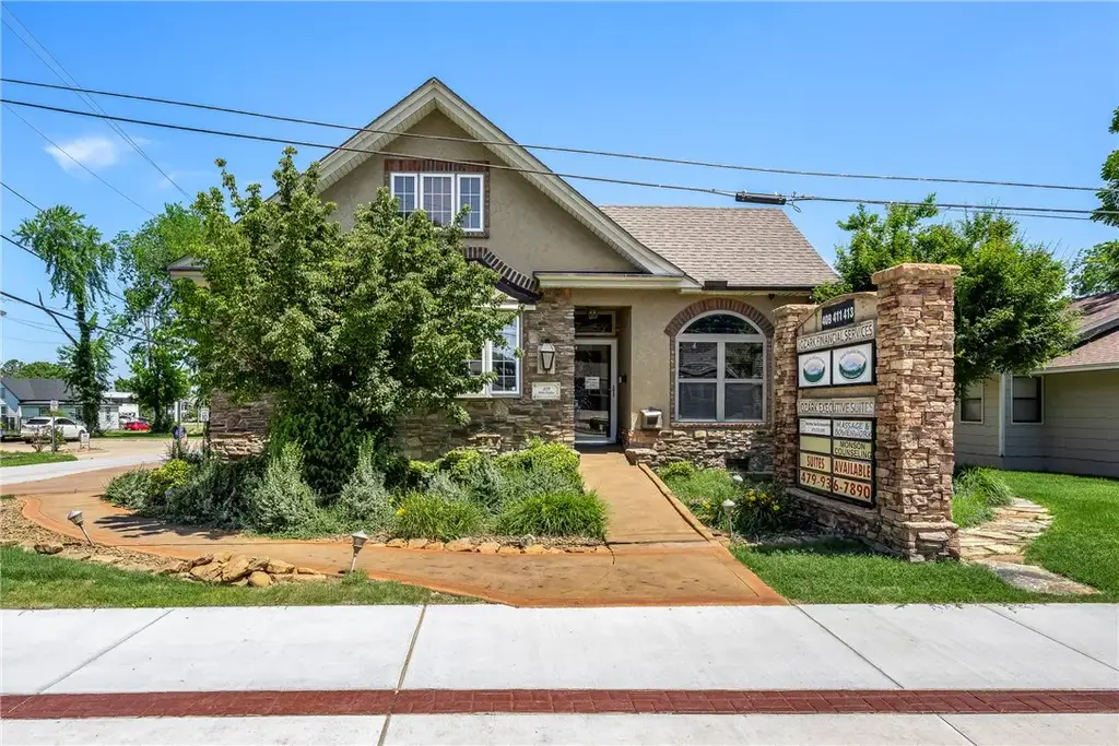 411 W Poplar Street 1, Rogers