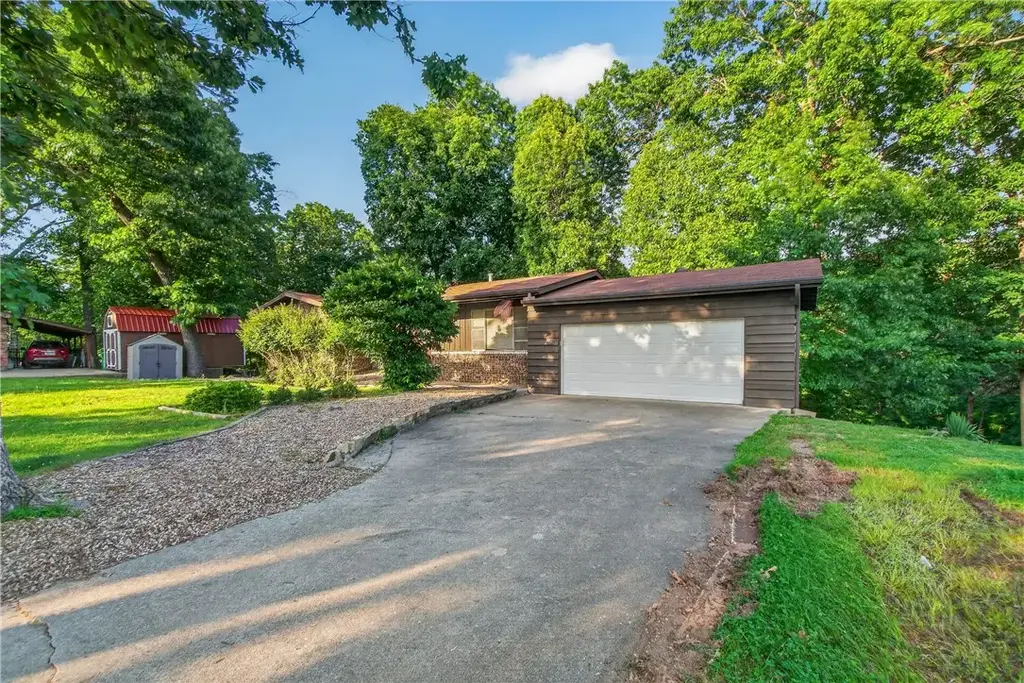 9384 Grimes Drive, Rogers