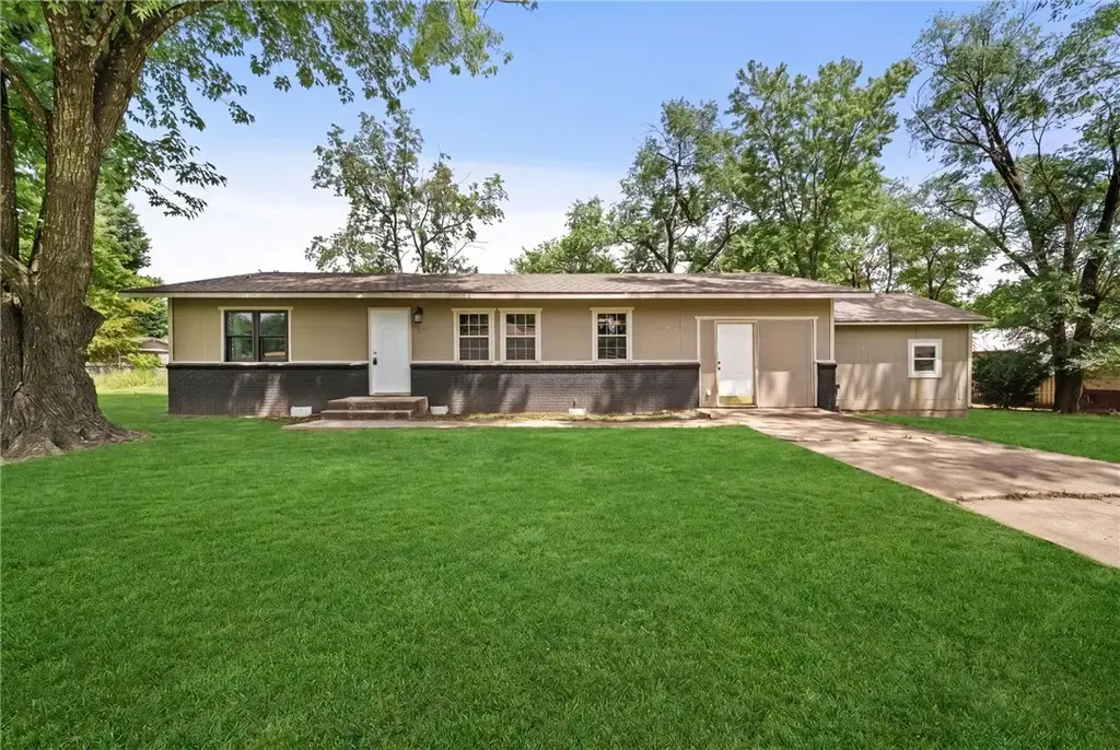 900 N Davis Street, Pea Ridge