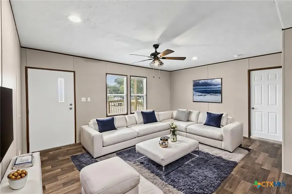 305 S 6th Street, Buckholts