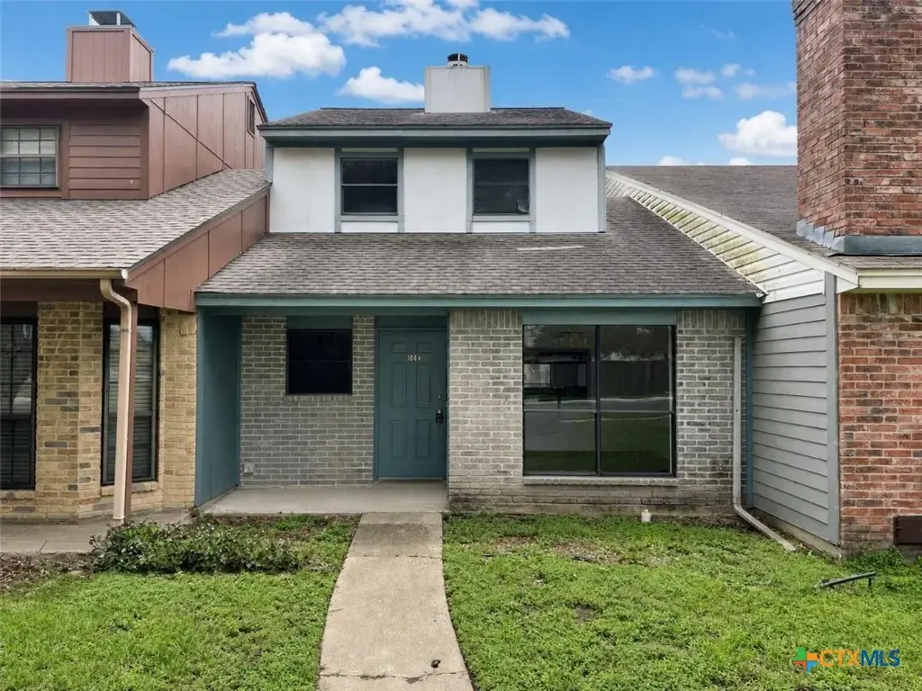104 Maplewood Drive A, Victoria