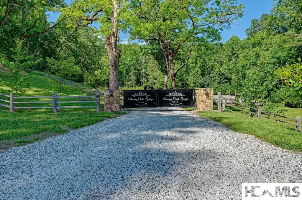4017 Canada Road, Tuckasegee