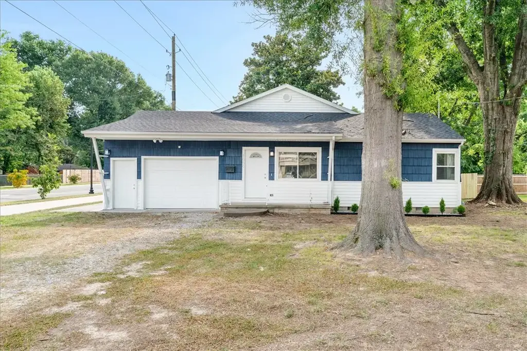1666 N Oakland Avenue, Fayetteville