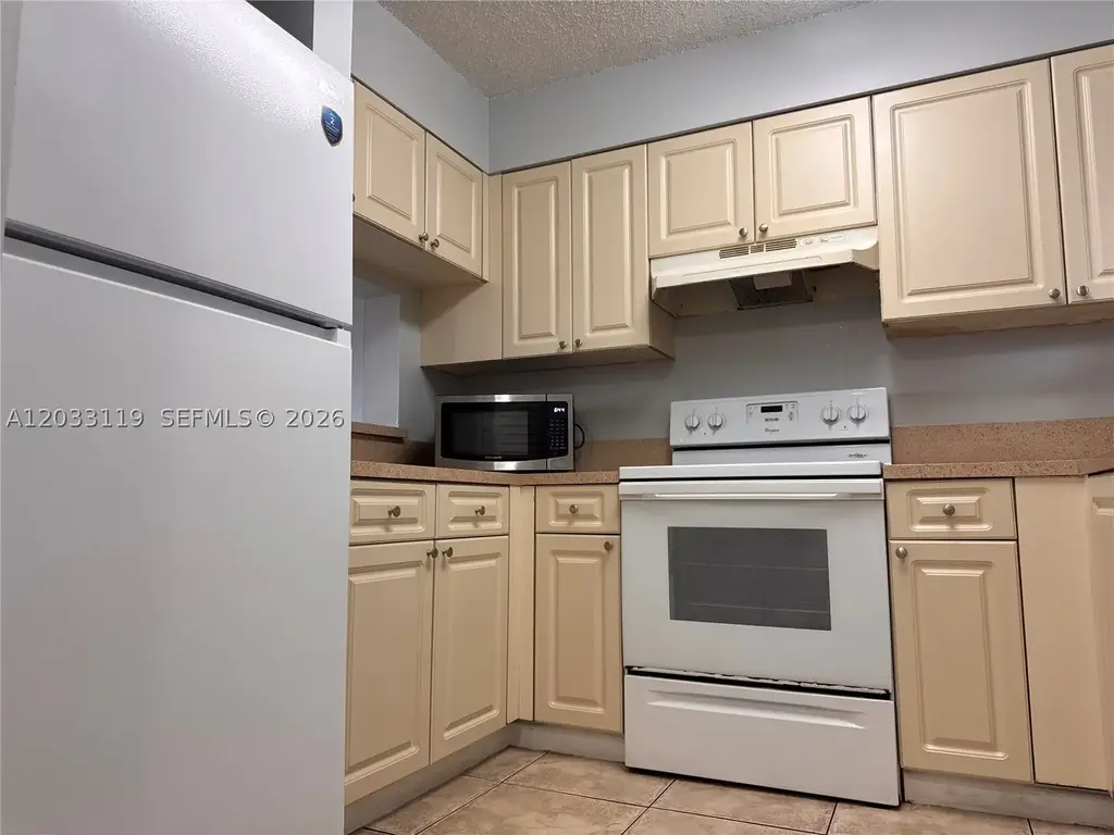 14931 Sw 82nd Ln 18-403, Miami