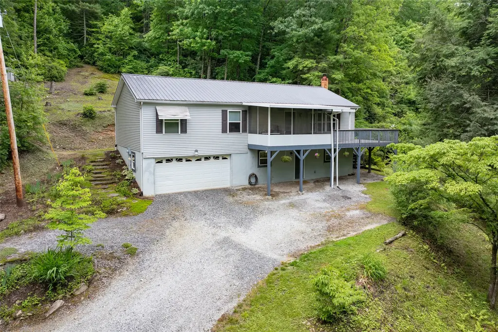 125 Round Mountain Road, Brevard