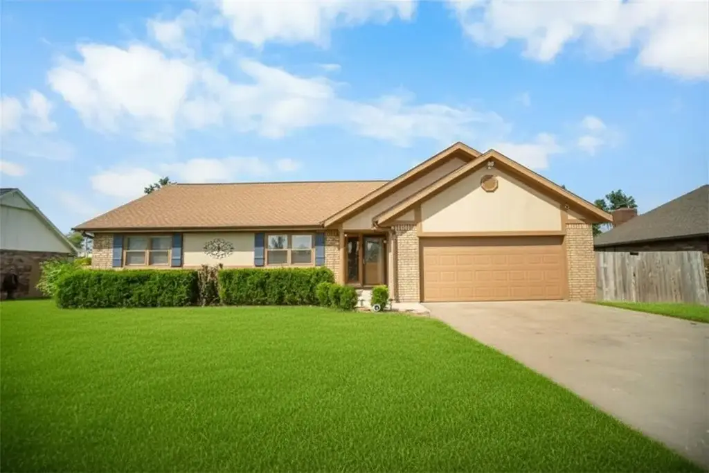 836 S Chateau Drive, Rogers