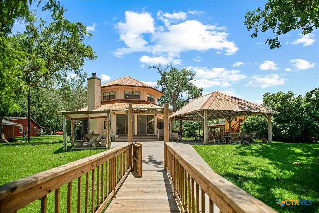 129 & 130 Selkirk Drive, Bay City