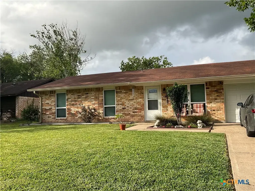 105 Kimberly Lane, Yoakum