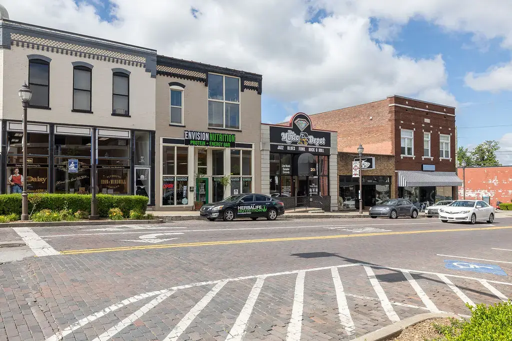 206 W Walnut, Rogers