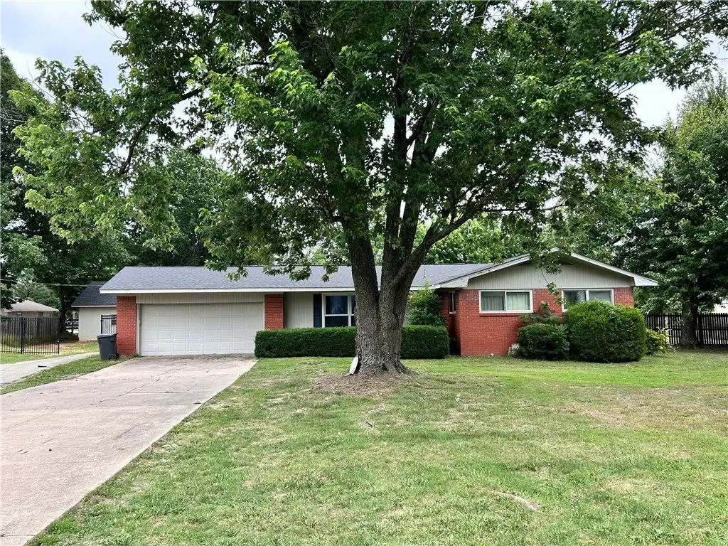 2025 S Dixieland Road, Rogers