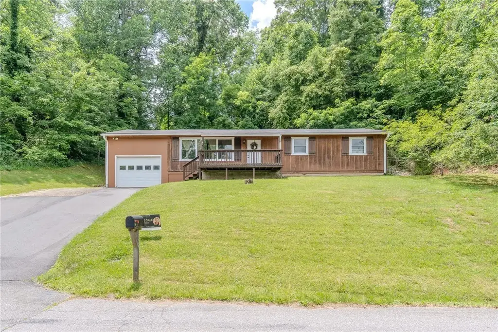 84 English Road, Spruce Pine