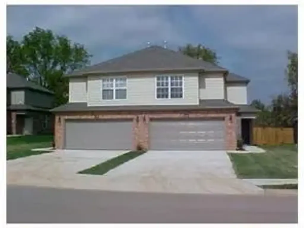830 Oakwood Court, Centerton