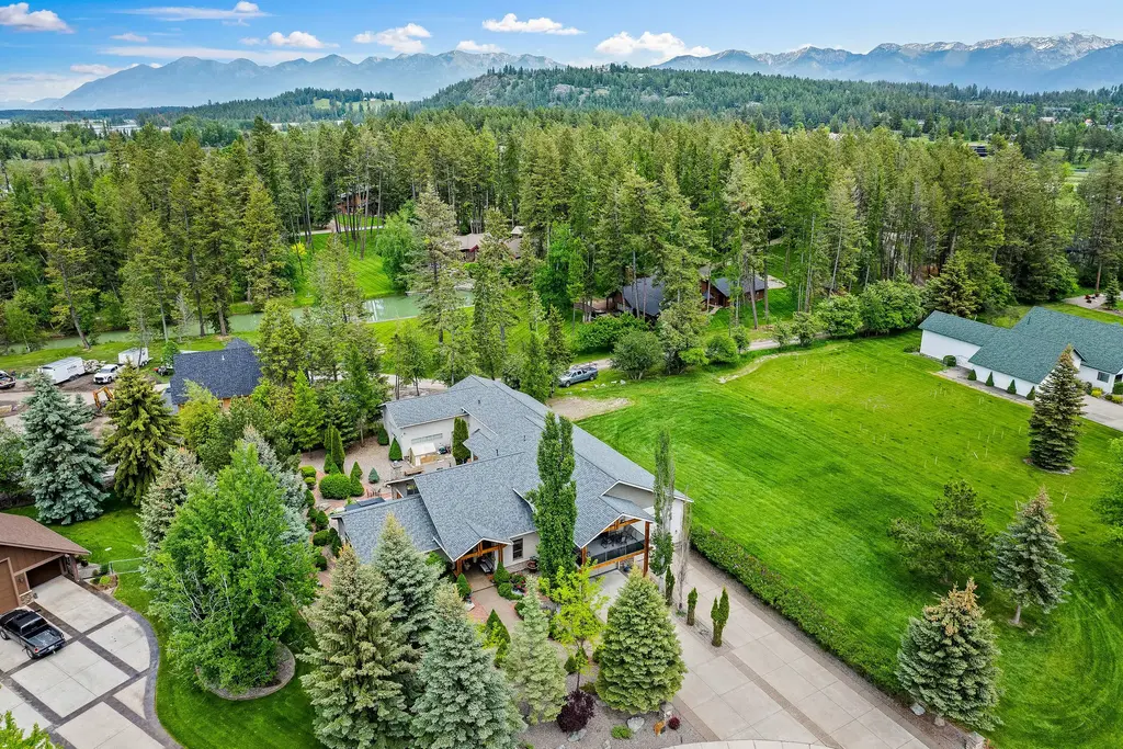 229 Harbor Drive, Bigfork