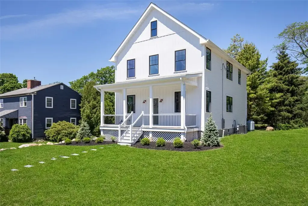 22 Farnsworth Ave, Tiverton