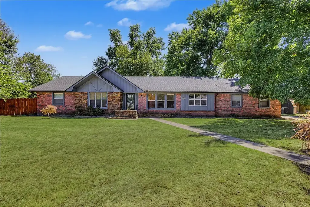 2802 W Turtle Creek Circle, Rogers