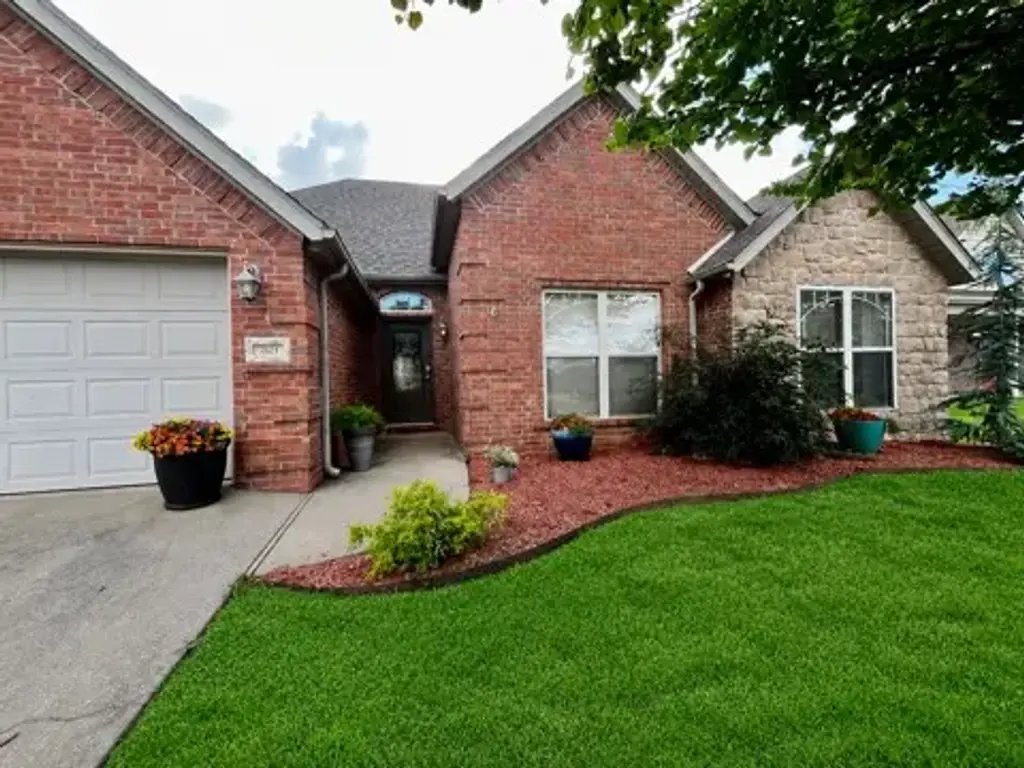321 Essex Way, Centerton