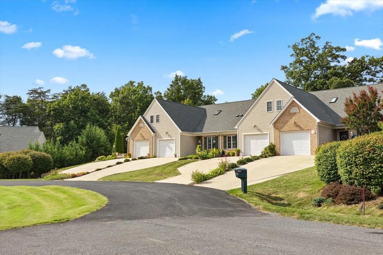 35 Hickory Nut Ln, Staunton