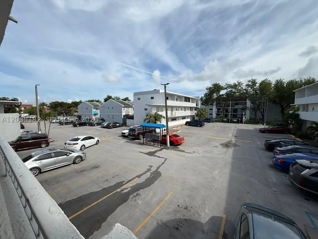 5611 W 25th Ct 10-a, Hialeah