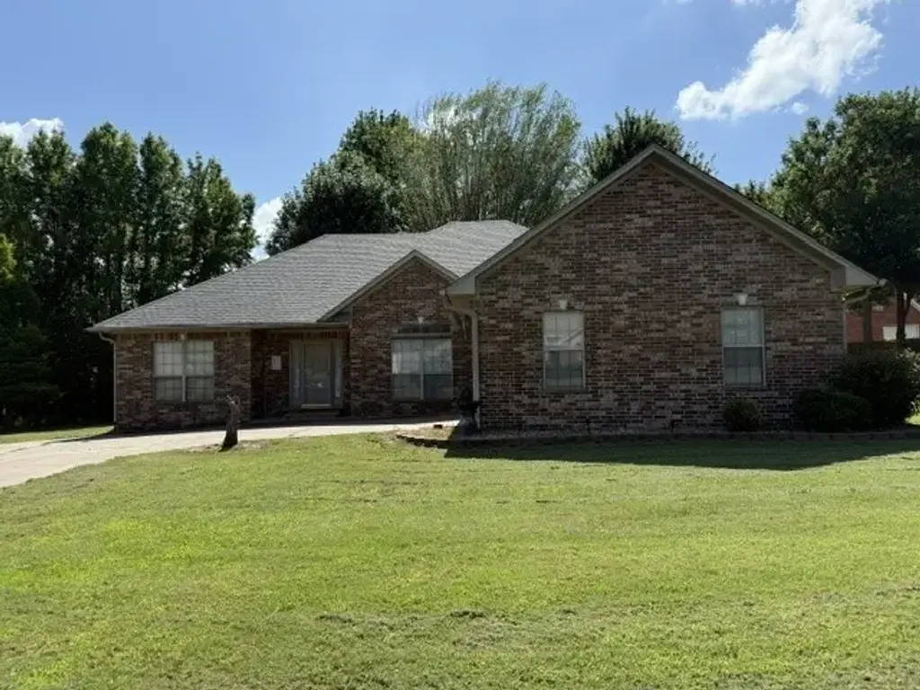 474 Channel Circle, Russellville