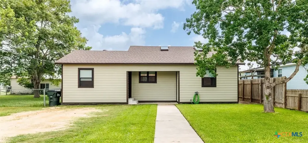 606 E Prairie Street, Cuero