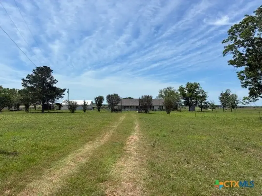 1997 Martinez Road, Yoakum