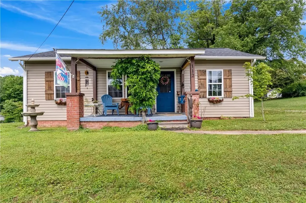 112 Hillcrest Street, Jonesville