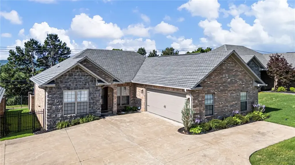 31 Village Court, Russellville