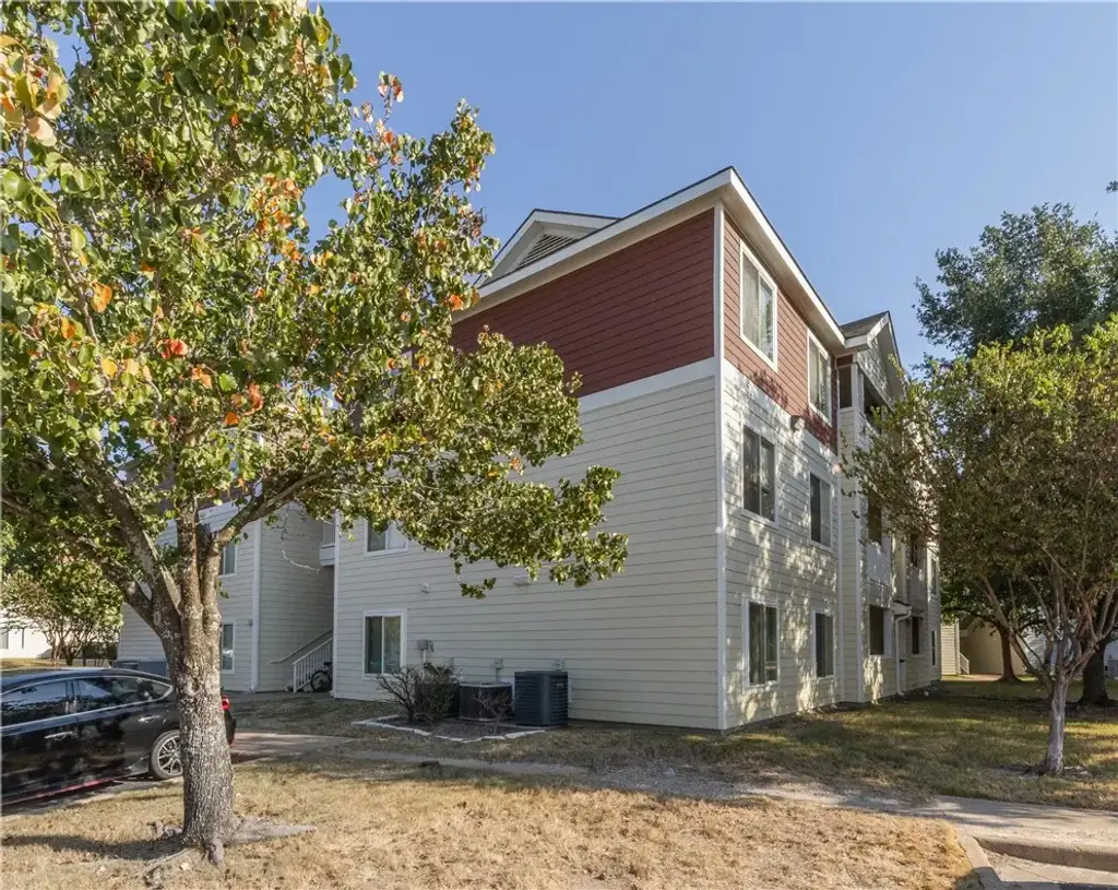 529 Southwest Parkway 301, College Station