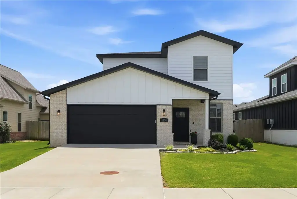 1706 W Broadway Place, Rogers