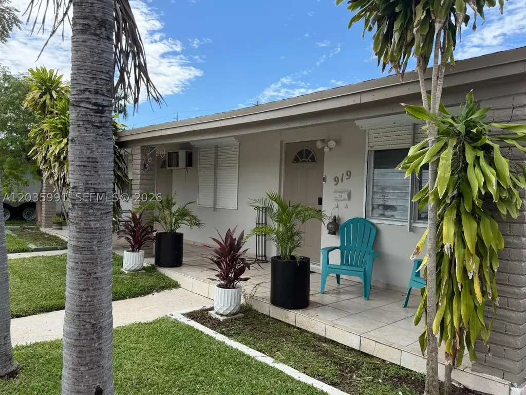 917 Ne 10th St, Hallandale Beach
