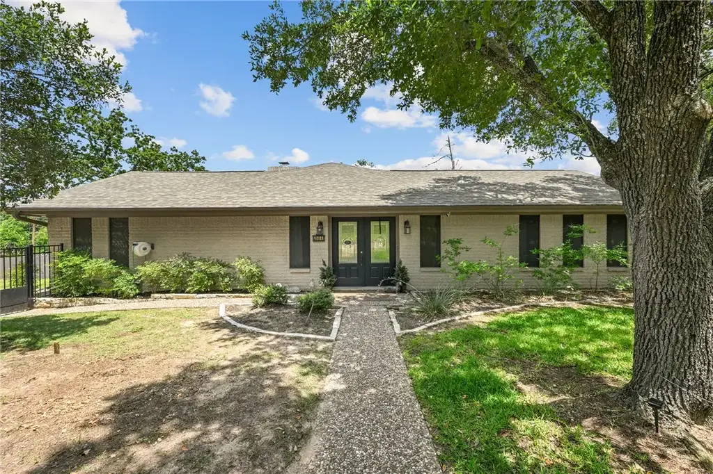 2504 Broadmoor Drive, Bryan