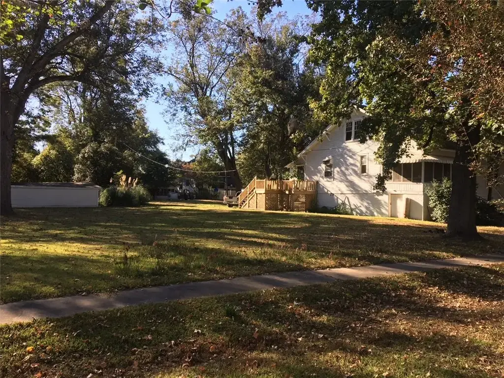 707 Nw Robert S Moore Avenue, 