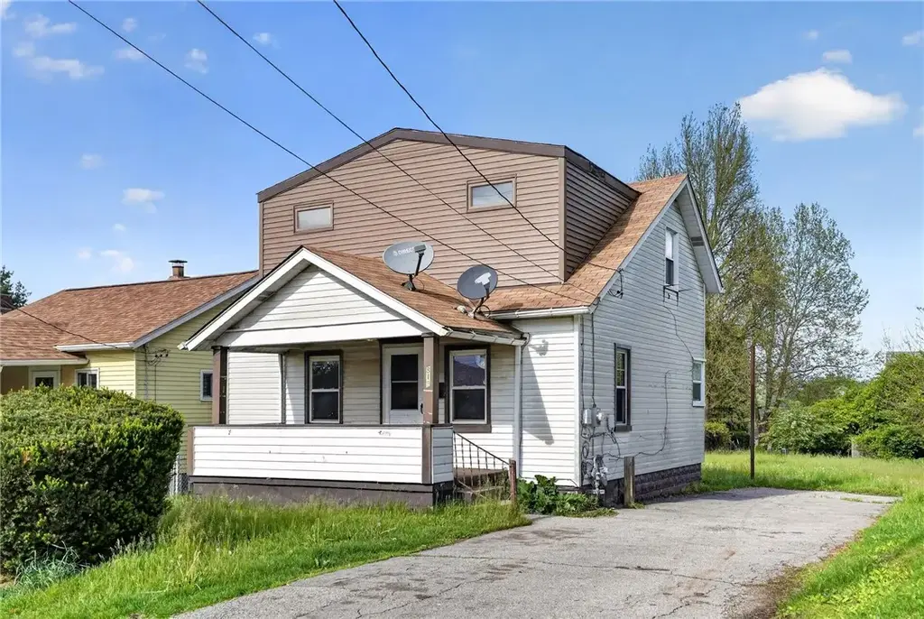 819 Monterey Street , Duquesne