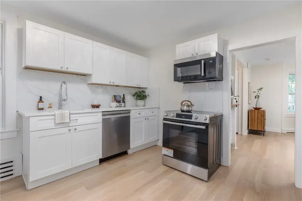 28 Young St # Unit 1, Newport