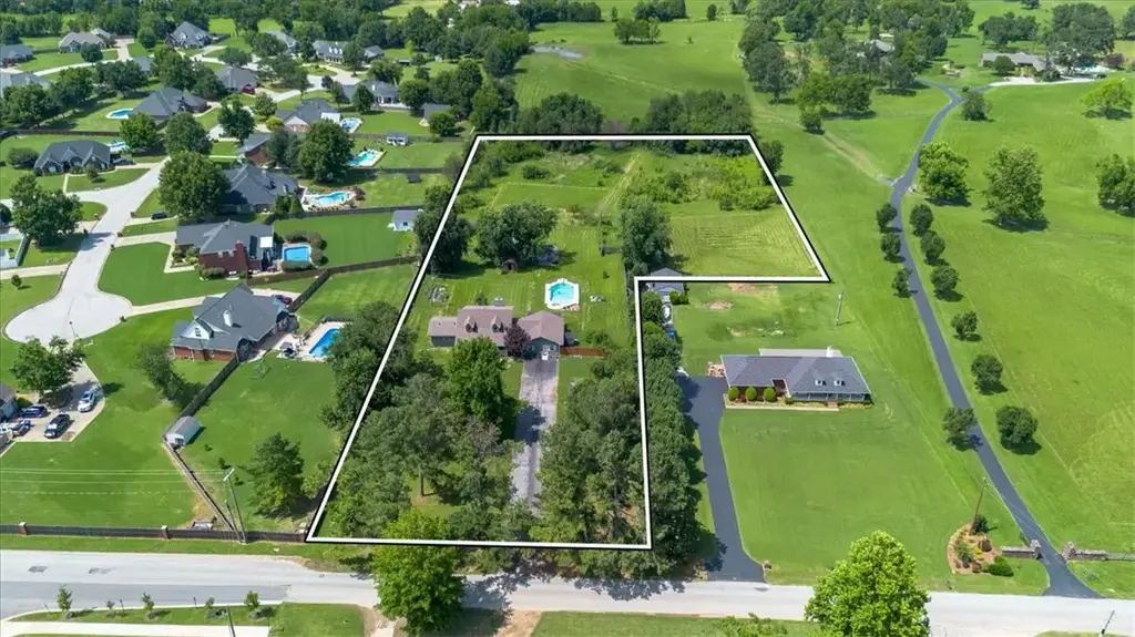 1301 Laurel Avenue, Rogers