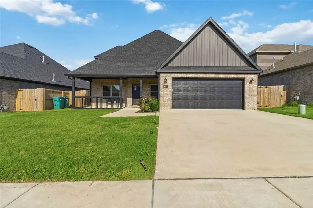811 Ann Place, Centerton