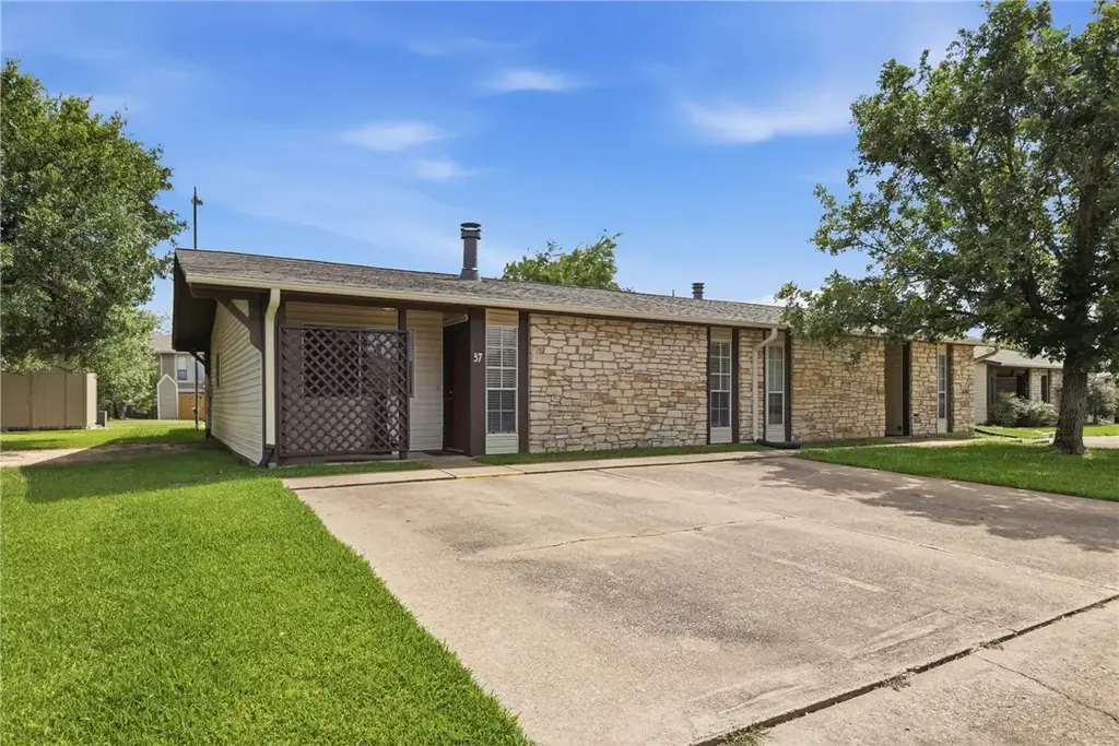 2100 Windsor Drive 37, Bryan