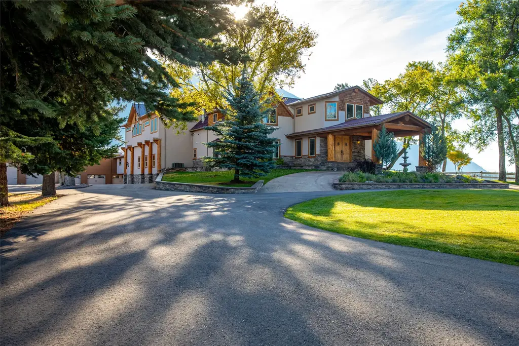 1335 Mooring Road, Columbia Falls