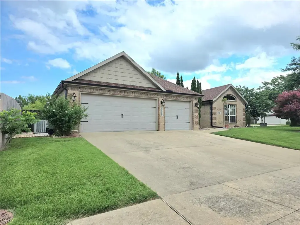 3005 N 15th Place, Rogers