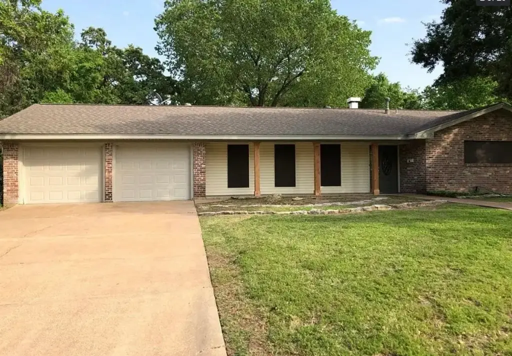 201 Brookside Drive W, Bryan