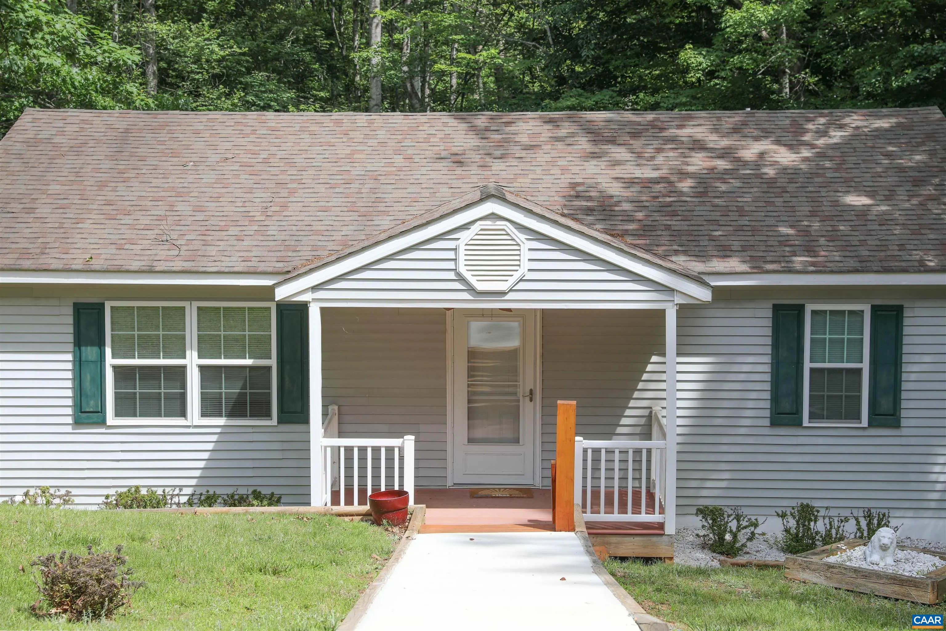 26 West Lake Forest Dr, Palmyra