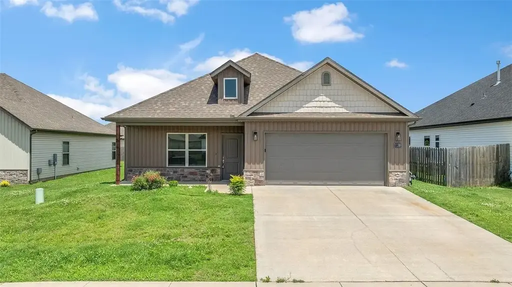 1130 Sunshine Court, Centerton