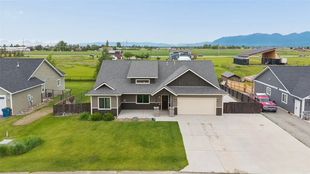 1129 Mackinaw Loop, Somers