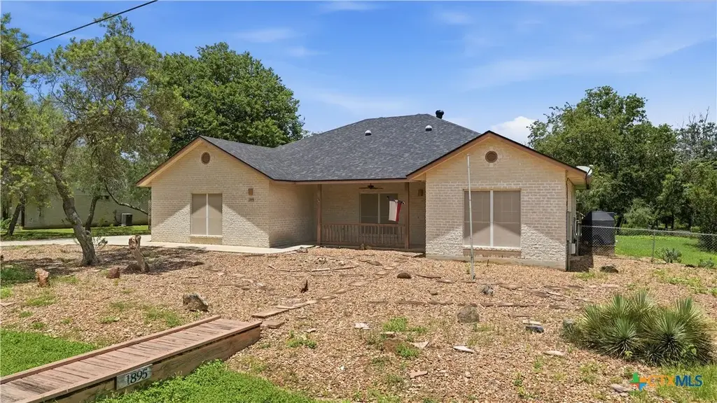 1895 Flaming Oak Drive, New Braunfels