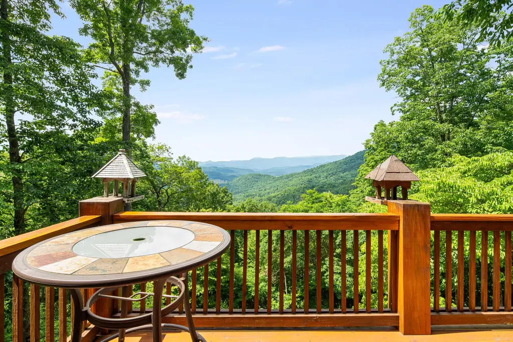 832 Dunloggin Road, Cullowhee