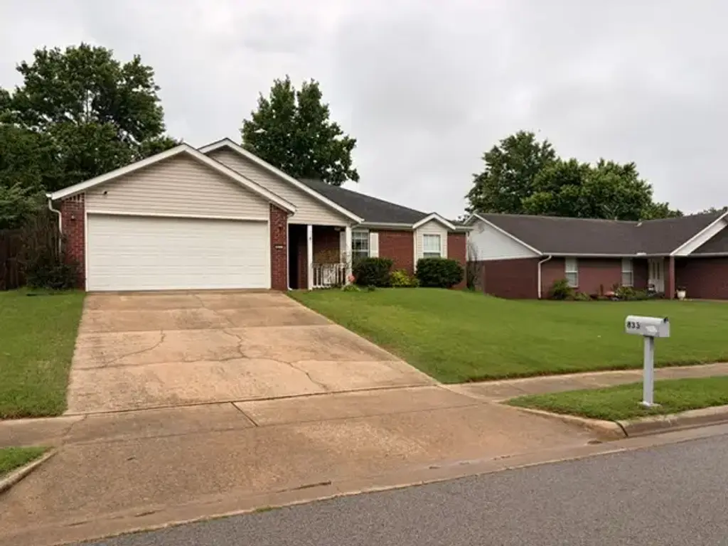833 S Eastview Drive, Fayetteville