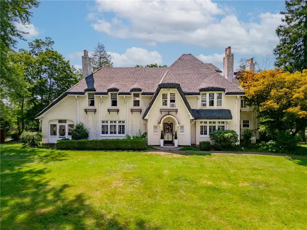 220 Belmont Road, Twp of But NW