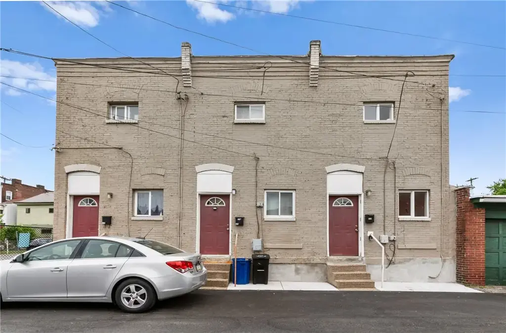 218-222 Joliet Way, Bloomfield