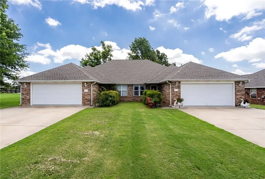 211 Ravenwood Boulevard, Siloam Springs