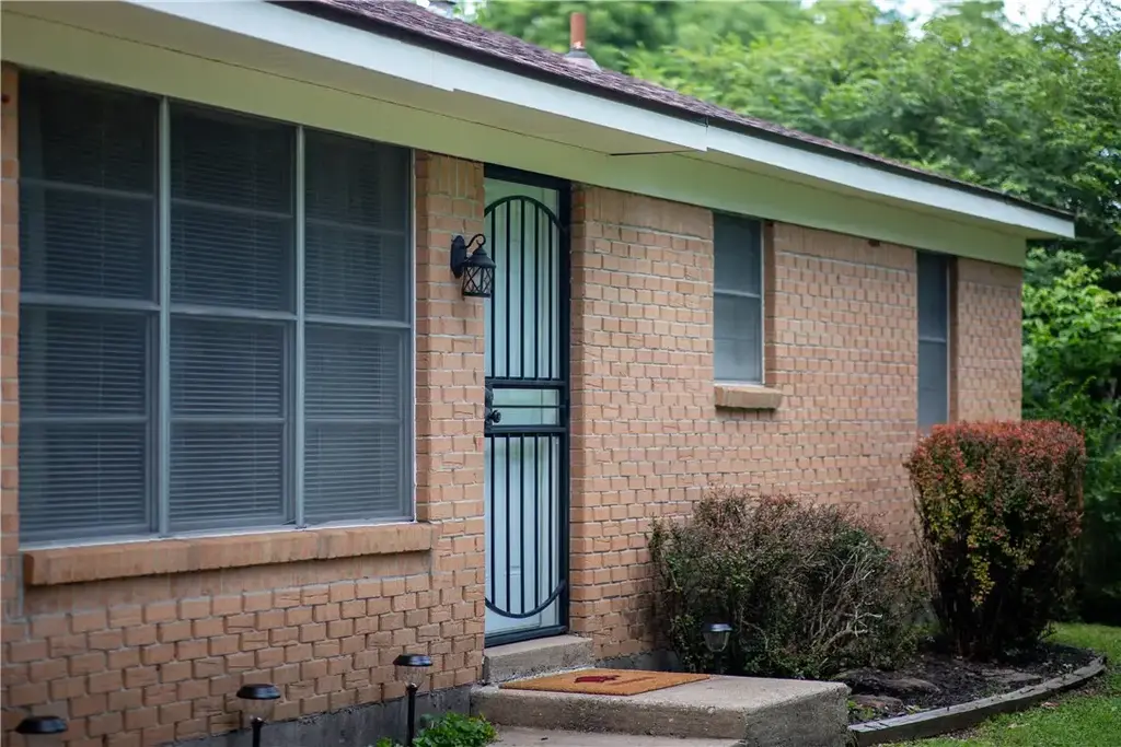 2202 Cottonwood Place, Springdale